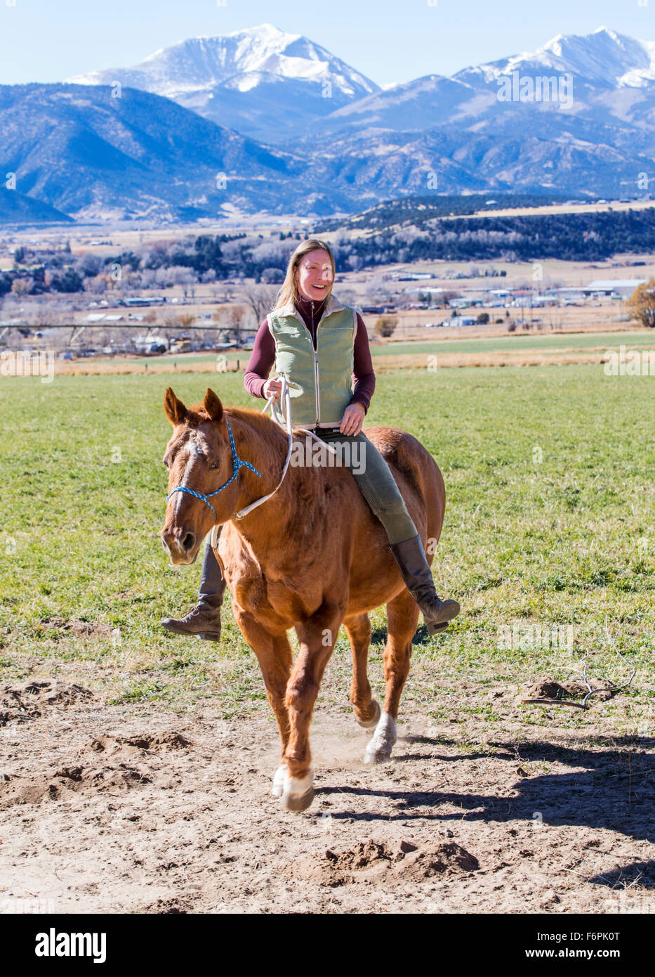 Attraktive Frau Reiten ohne Sattel auf der Ranch Weide Stockfoto