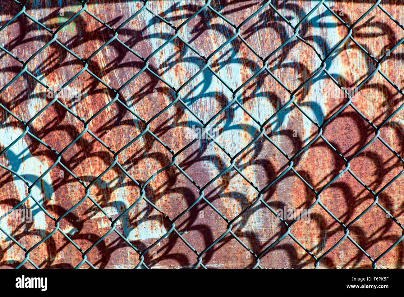 Grafische Muster erstellt von Drahtgeflecht, Hurrikan oder Zyklon Stahl Zaun Stockfoto