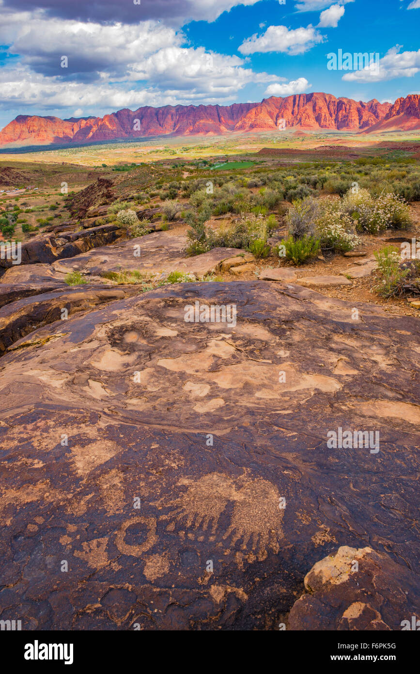 Bären Pfoten Petroglyphen und roten Klippen, in der Nähe von St. George, Utah Anceint Fremont-Kultur-Felskunst entlang Santa Clara River Stockfoto