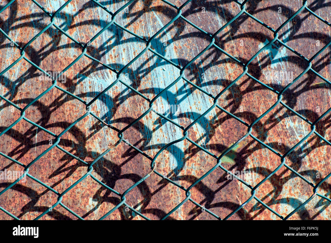 Grafische Muster erstellt von Drahtgeflecht, Hurrikan oder Zyklon Stahl Zaun Stockfoto
