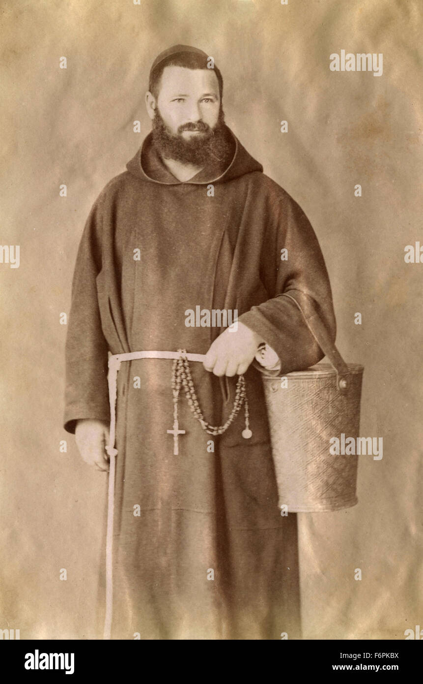 Ein Mönch mit einem Beutel in den Eimer, Italien Stockfoto