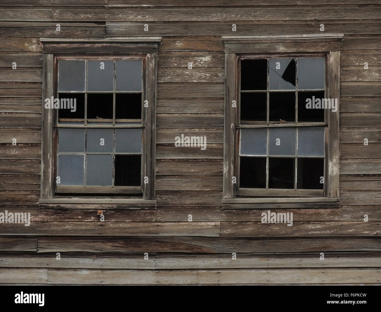 Verwitterte Holz und Fenster eines verlassenen Gebäudes im westlichen Nordamerika Stockfoto