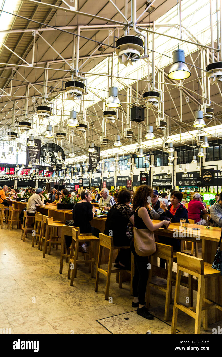 Time Out Markt Ribeira verfügt über ein Bauernmarkt, ein Lebensmittel Halle, Weinläden und eine Musikbühne. Lissabon, Portugal. Stockfoto