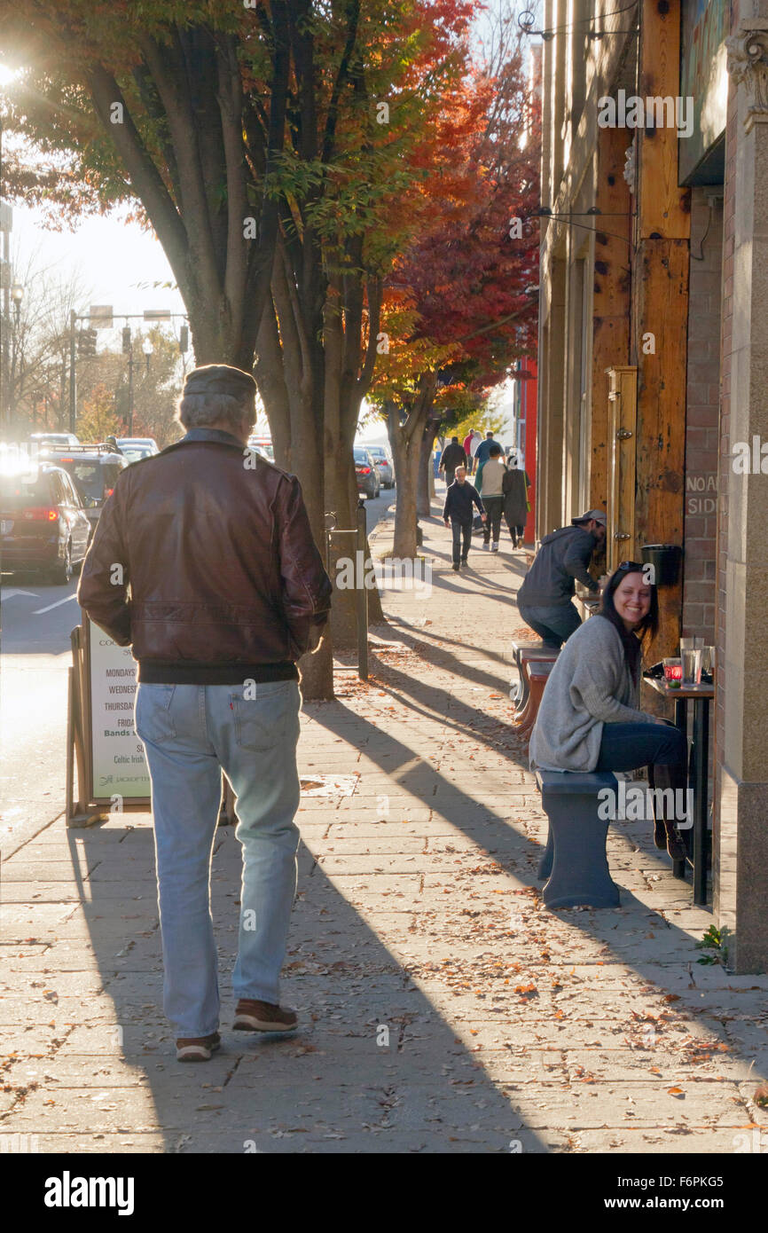 Menschen trinken Bier und Spaziergang durch die Innenstadt von Asheville in einem späten fallen Nachmittag Stockfoto