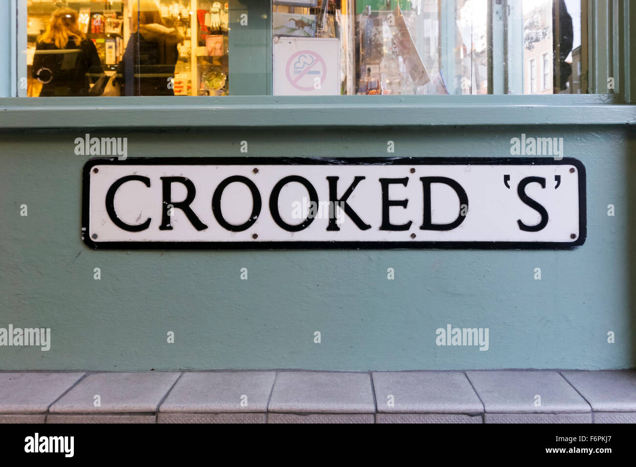 Straßennamen ein Zeichen für die Crooked' in Chichester. Stockfoto