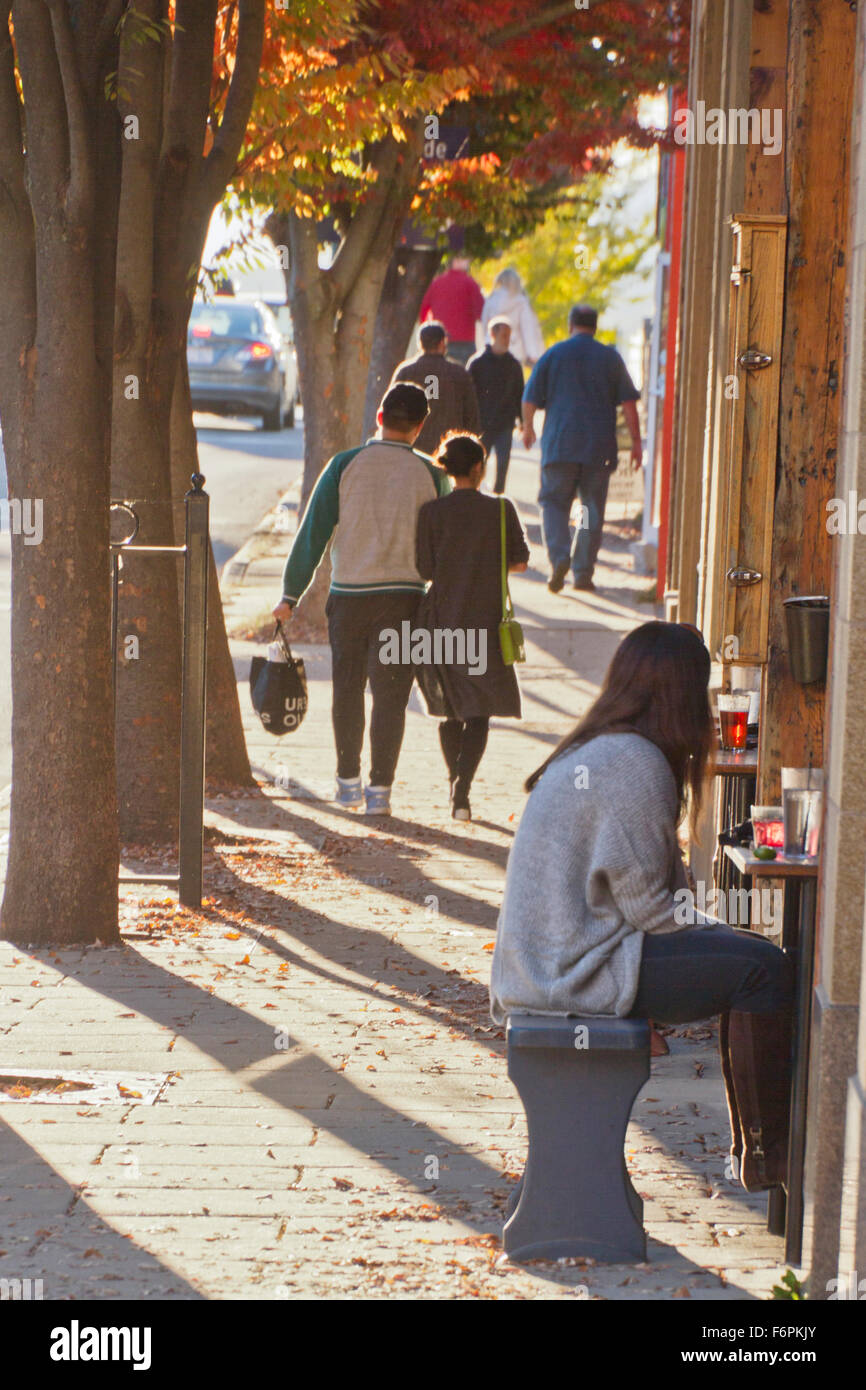 Menschen trinken Bier und Spaziergang in der Innenstadt von Asheville, NC an einem späten fallen Nachmittag Stockfoto