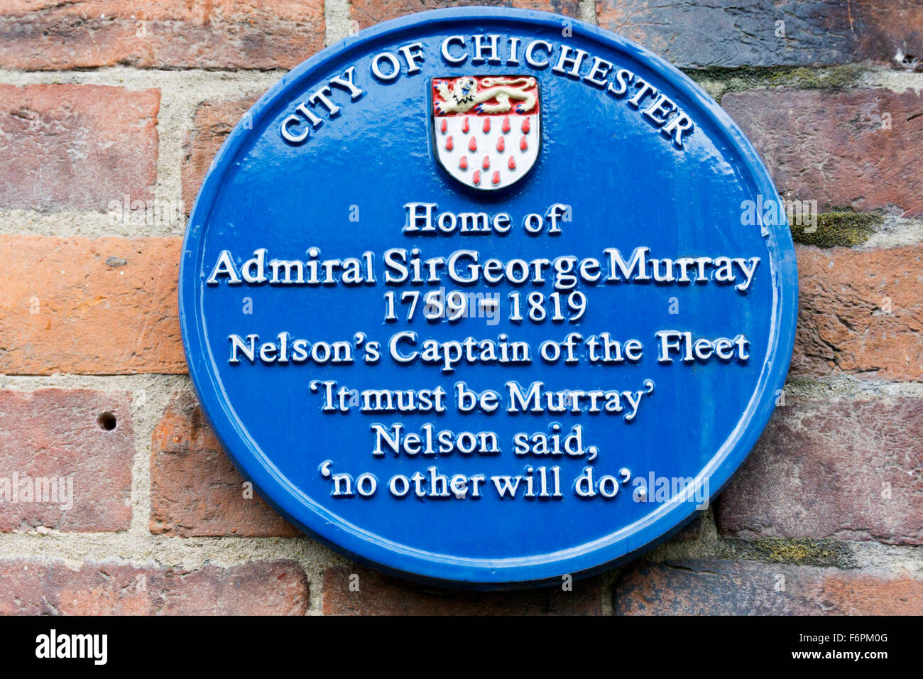 Eine blaue Plakette am Haus von Admiral Sir George Murray, Nelsons Kapitän der Flotte, in Chichester. Stockfoto