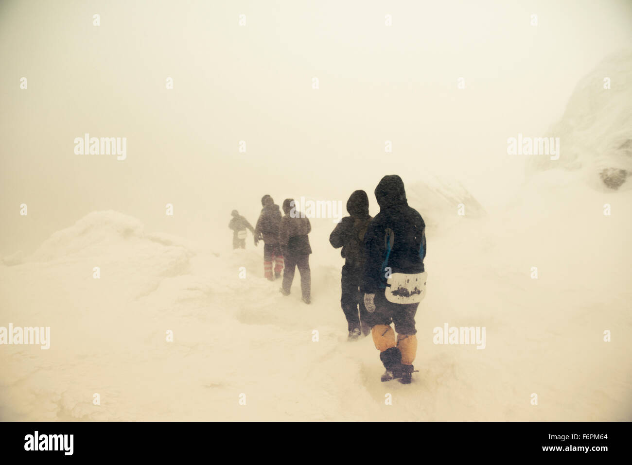 Kaukasische Wanderer auf verschneiten Weg gehen Stockfoto