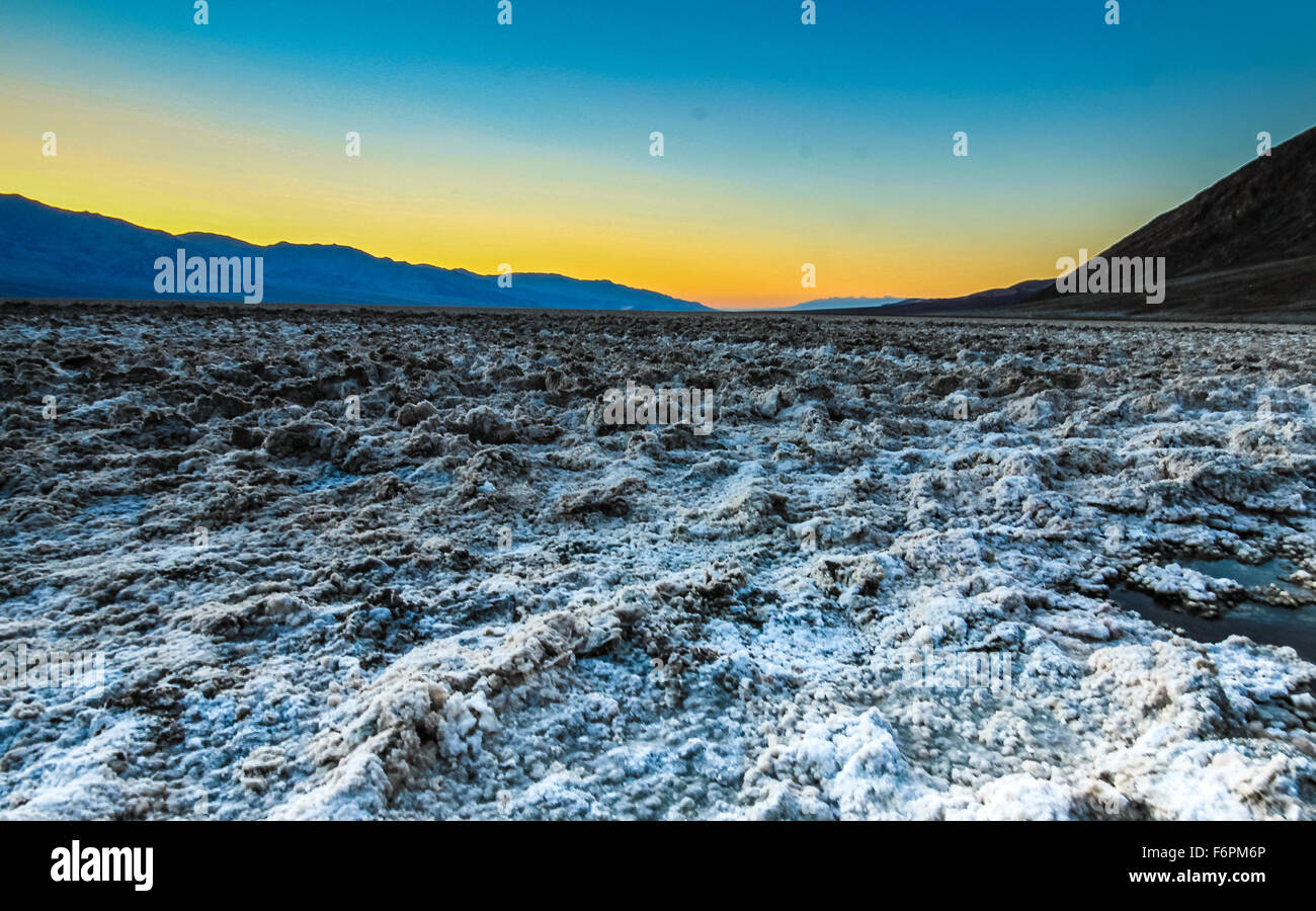 Sunsset über schlechte Wasserbecken - heißesten Ort - Death Valley Nationalpark Stockfoto