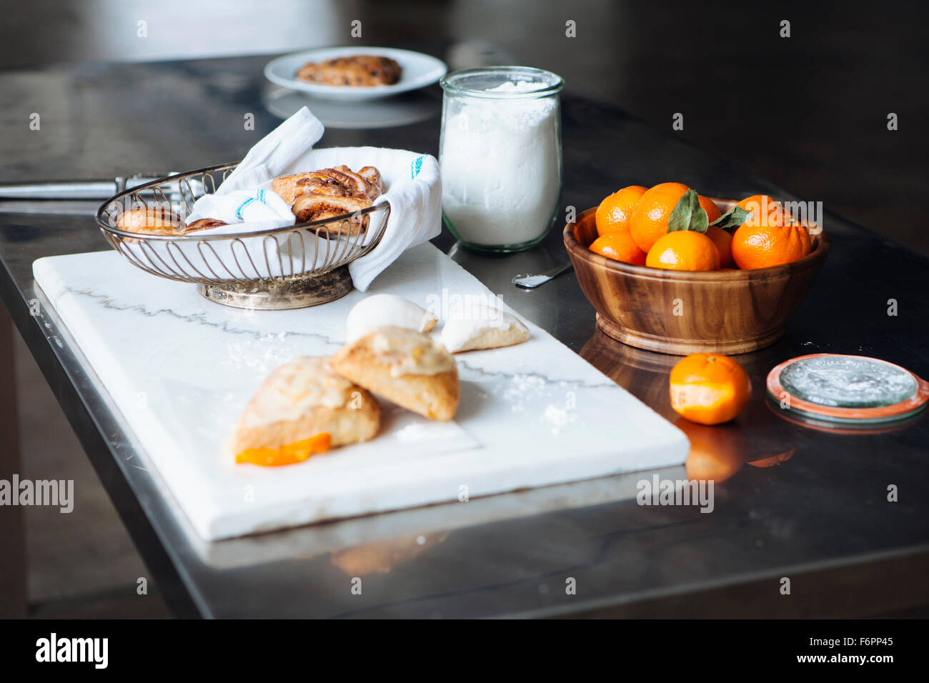 Brot, Käse und Früchte auf Tisch Stockfoto