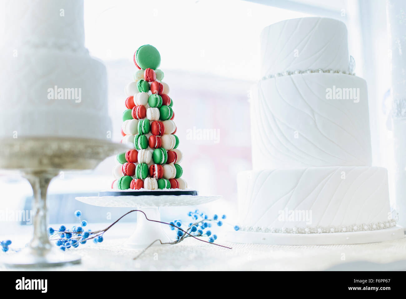 Makronen und Hochzeitstorten im Bäckerei-Fenster Stockfoto