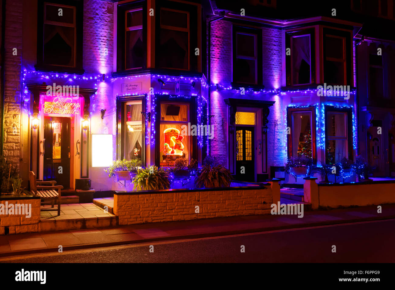 Weihnachtsbeleuchtung an einem Haus in der Nacht in Great Yarmouth, Großbritannien Stockfoto
