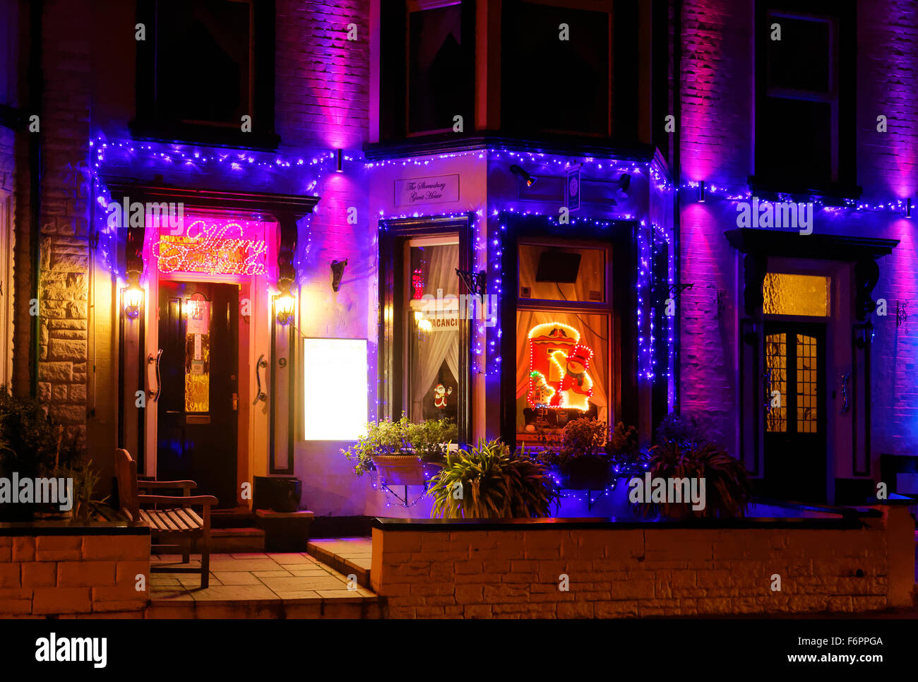 Weihnachtsbeleuchtung an einem Haus in der Nacht in Great Yarmouth, Großbritannien Stockfoto