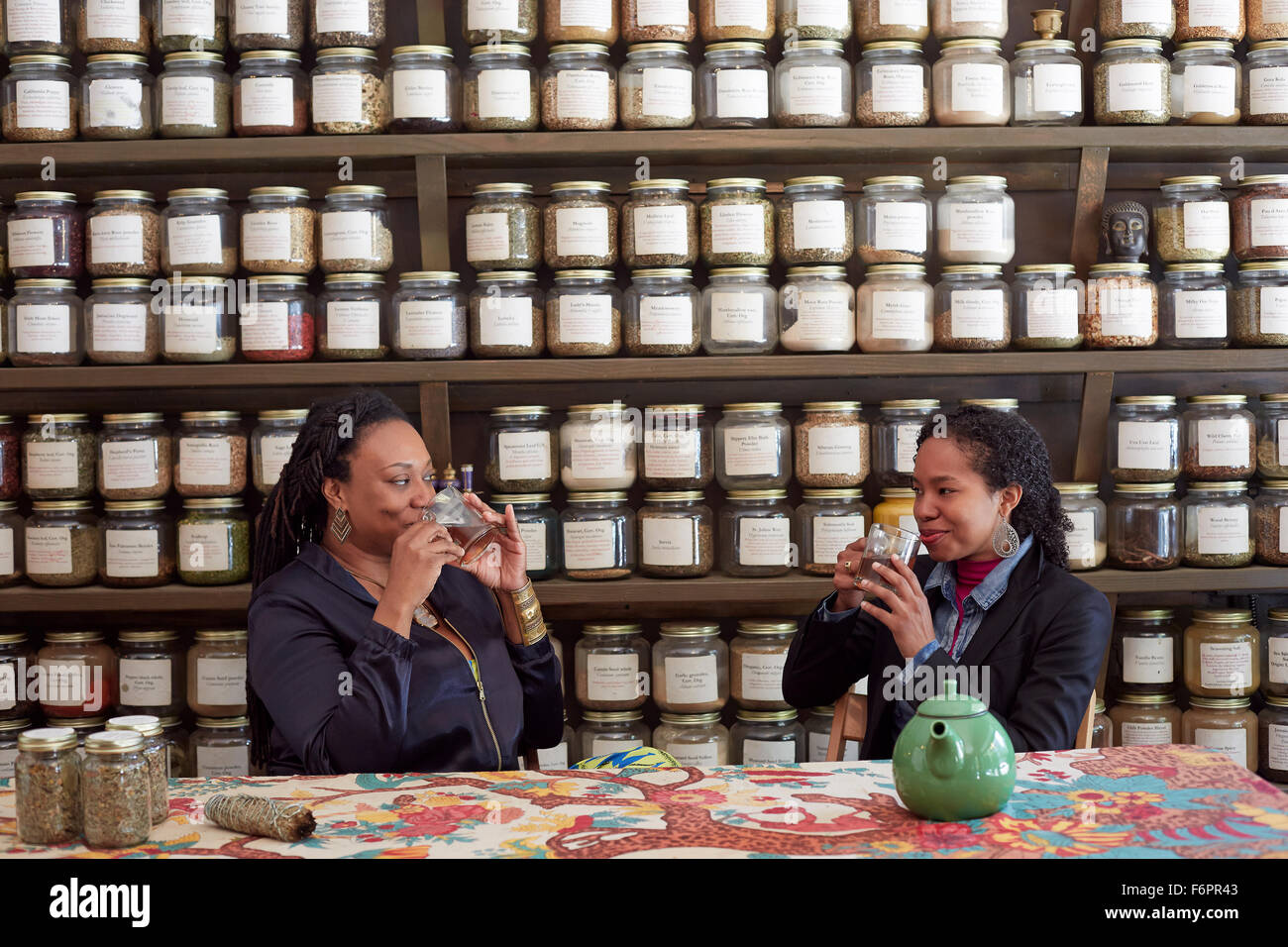 Schwarze Frauen trinken Tee im Teeladen Stockfoto