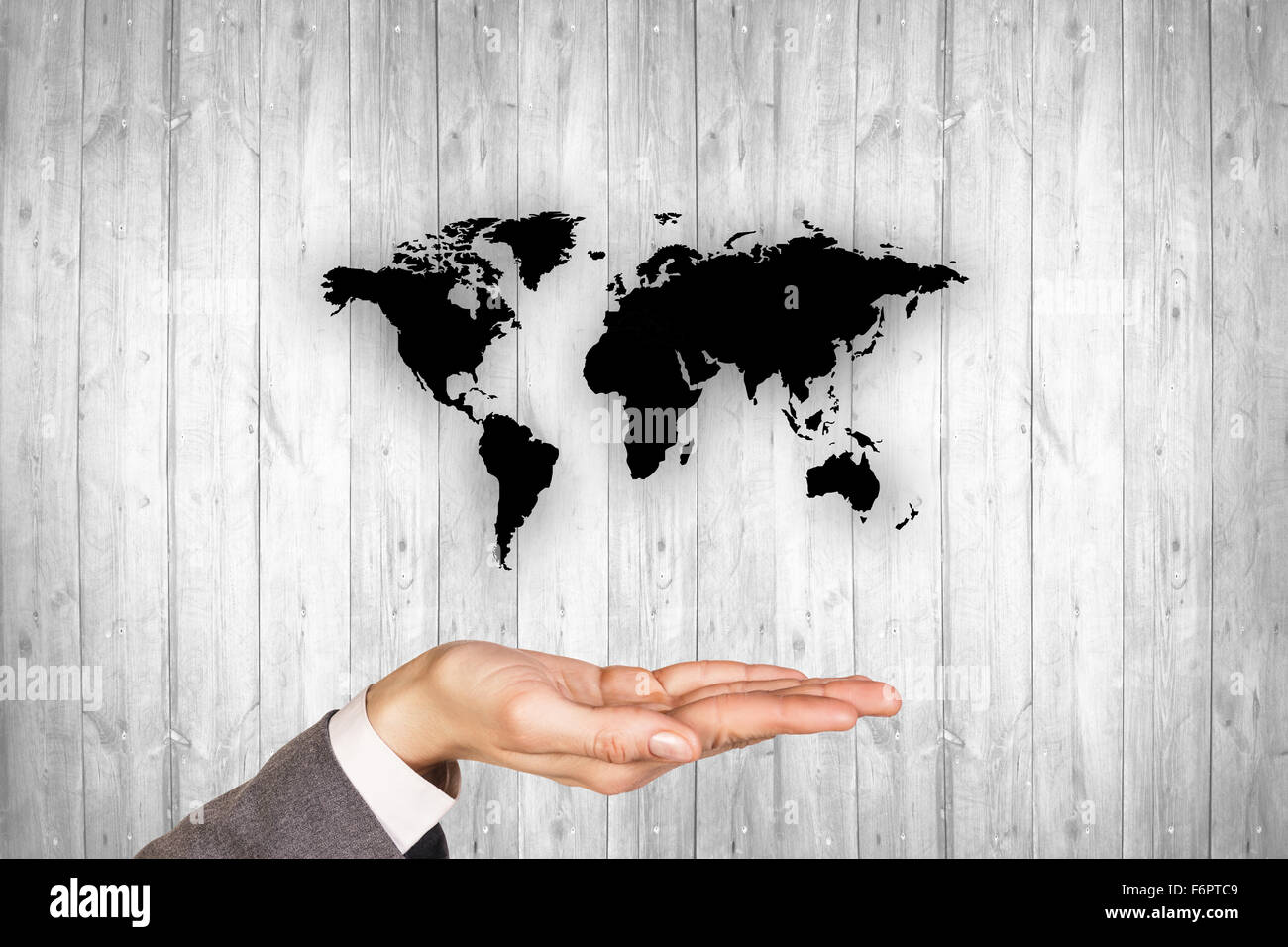 Schwarze Karte an der grauen Wand Holz Stockfoto