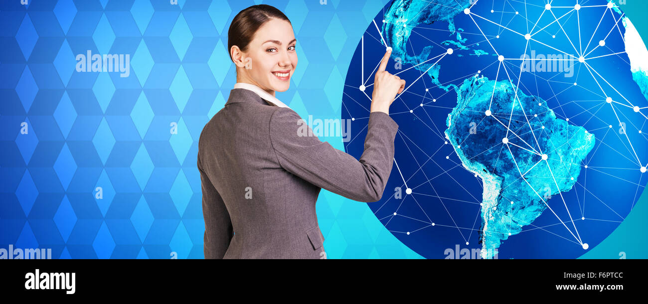 Frau steht in der Nähe von großen Erde Stockfoto