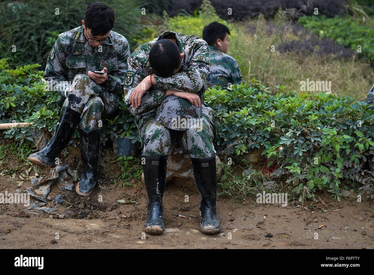 Shenzhen, China Guangdong Provinz. 21. Dezember 2015. Miliz-Soldaten warten auf Befehl außerhalb der Erdrutsch-Standort in Shenzhen, Guangdong Provinz Süd-China, 21. Dezember 2015. Insgesamt 91 Personen blieb nach Kommunen ab Montag Morgen, darunter 59 Männer und 32 Frauen nach ein Erdrutsch 33 Gebäude im Industriepark in Shenzhen City am Sonntag begraben, fehlende. Bildnachweis: Mao Siqian/Xinhua/Alamy Live-Nachrichten Stockfoto