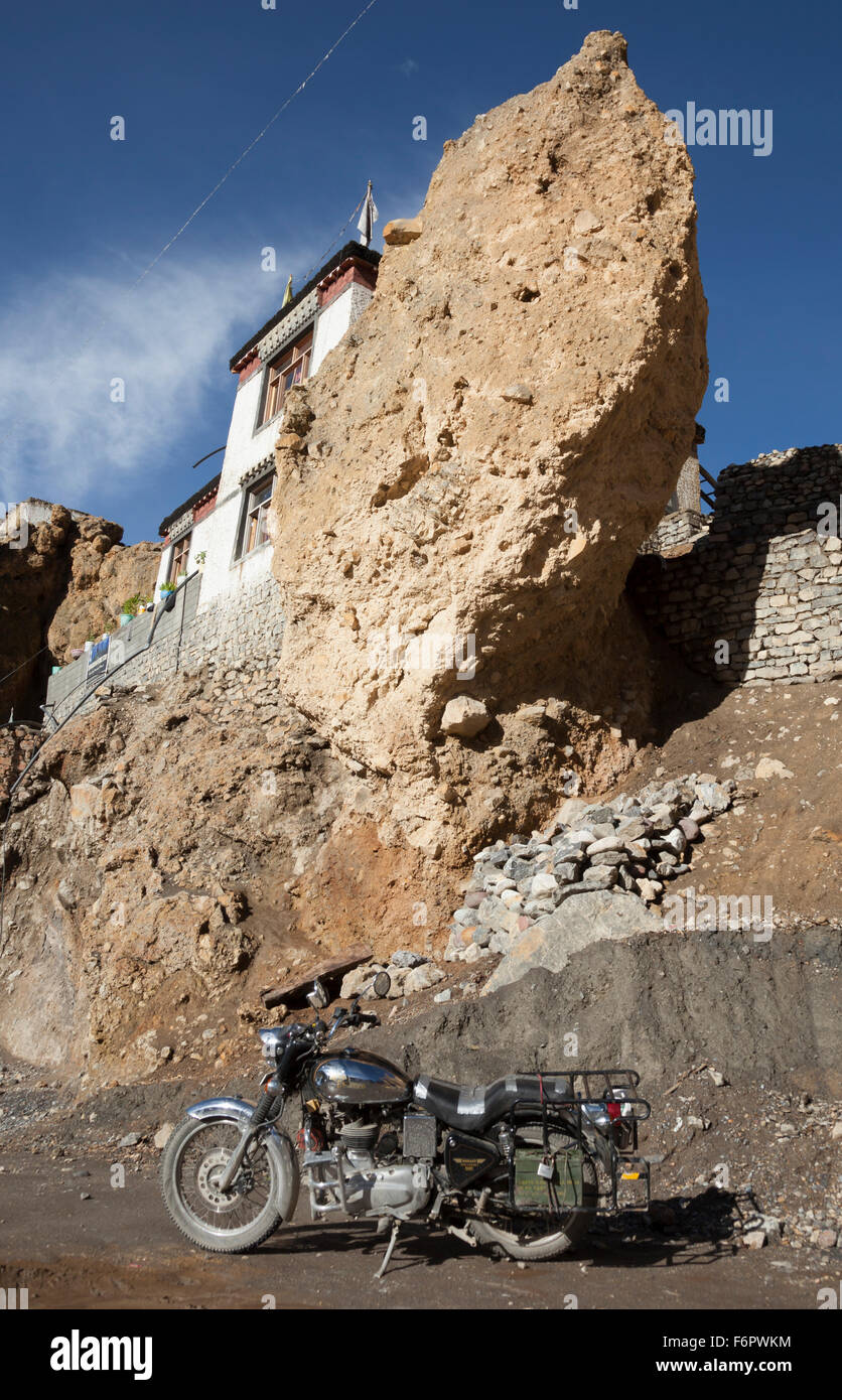 Indische Royal Enfield Motorrad im Himalaya-Gebirge von Himachal Pradesh, Indien Stockfoto