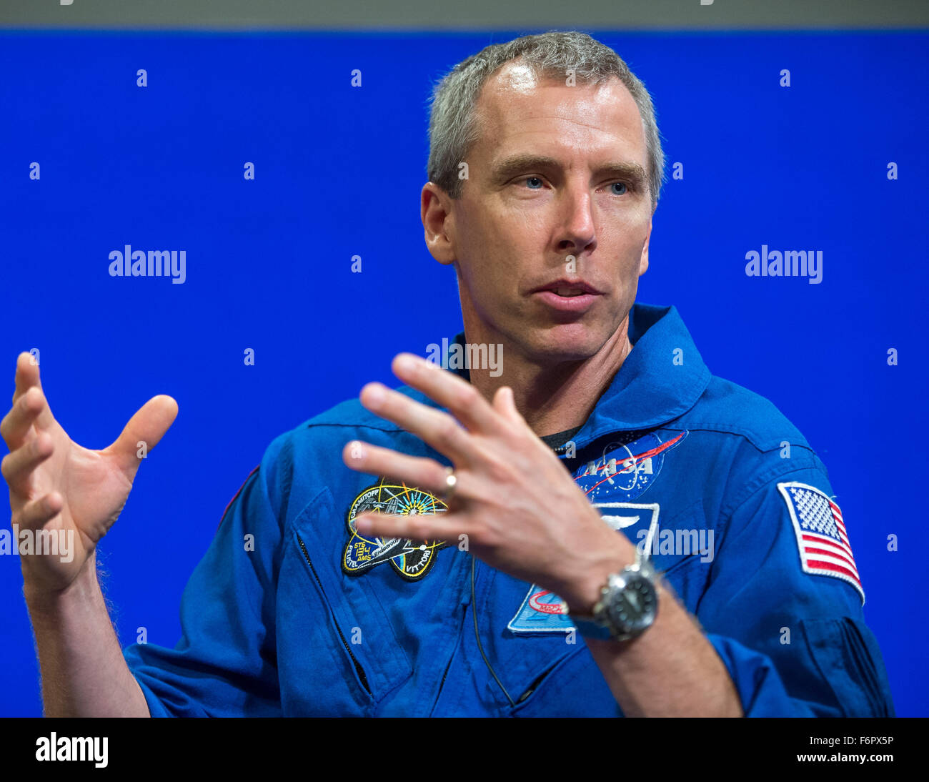 NASA-Astronaut Drew Feustel nimmt an einer Podiumsdiskussion im Jet Propulsion Laboratory (JPL) in Pasadena, Kalifornien, Teil, um die bevorstehenden Mars-Missionen der NASA zu erkunden. Die Diskussion beleuchtet die Herausforderungen der Mars-Exploration, wie sie im Film „der Mars“ dargestellt wird, mit technischen Erkenntnissen von NASA-Wissenschaftlern. Stockfoto