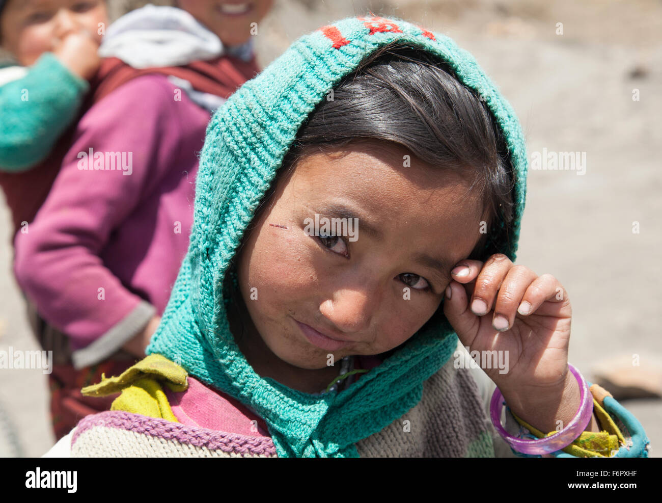 Mädchen aus Himalaya Bergdorf. Himachal Pradesh, Indien Stockfoto