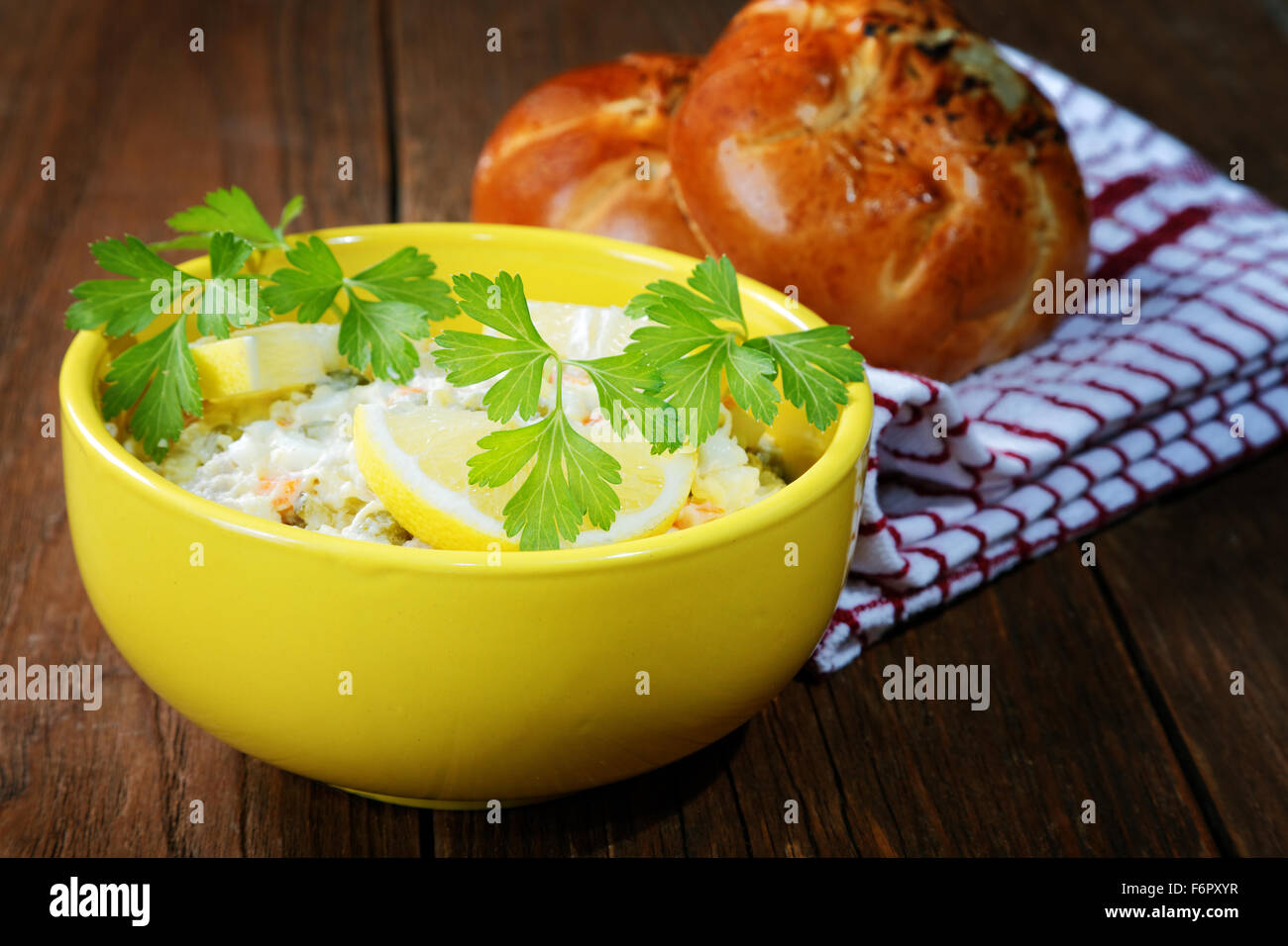 Teller mit Salat und Brot Brötchen am Dorf Tisch Stockfoto