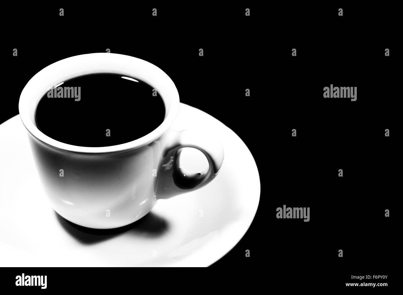 Abstrakte Tasse Kaffee auf schwarzem Hintergrund Stockfoto