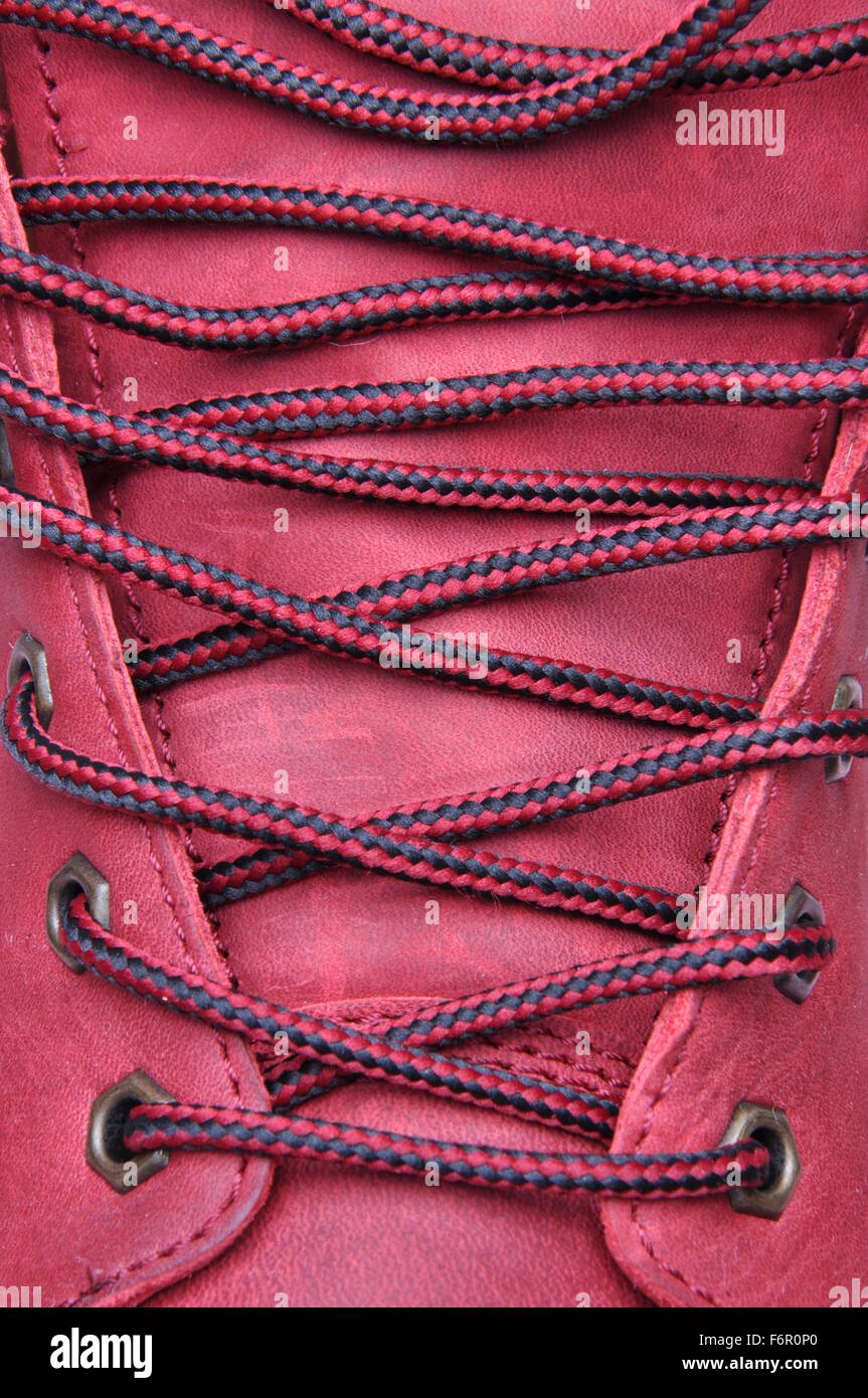 Verbindliche Schnürsenkel im Schuh mit einem roten Leder closeup Stockfoto