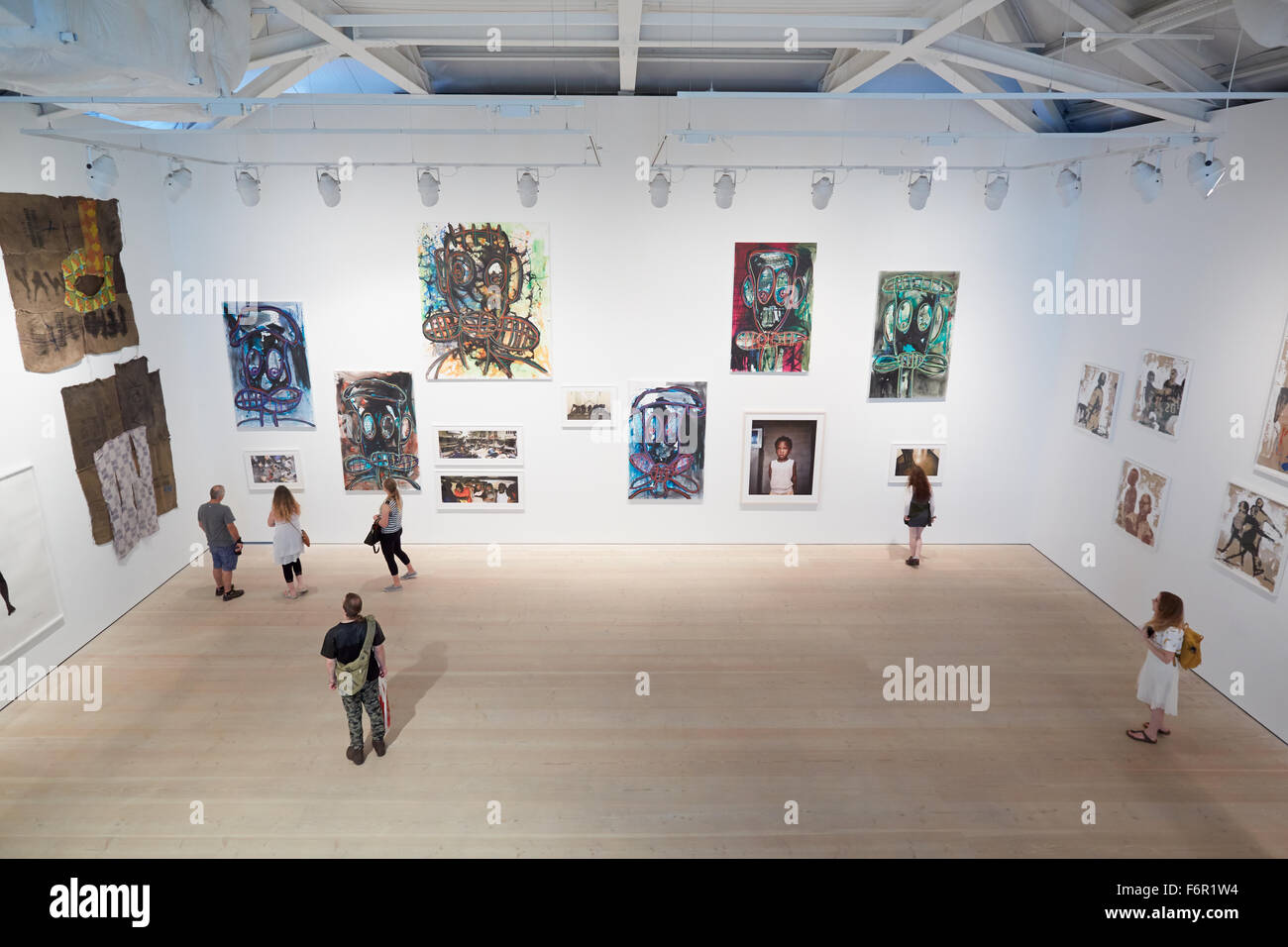 Besucher auf Kunstausstellung in der Saatchi Gallery in London Stockfoto