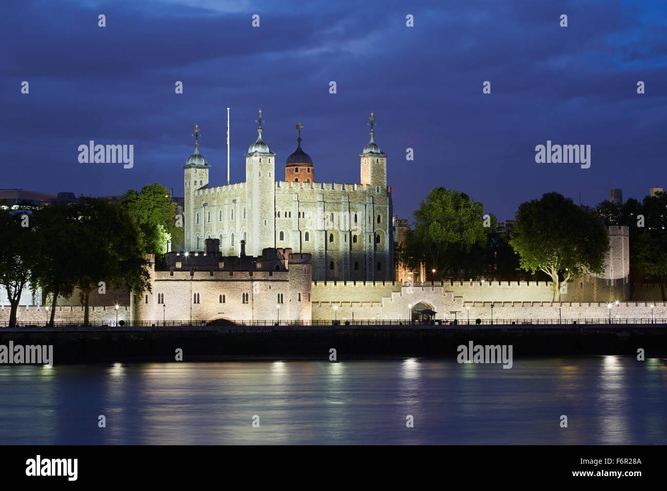 Tower of London und Schloss in der Nacht mit Blick auf den Fluss Themse Stockfoto