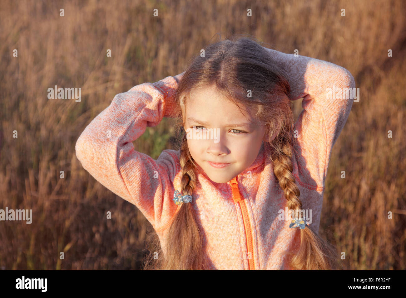 Porträt eines Mädchens mit Zöpfen Closeup an einem sonnigen Tag im freien Stockfoto