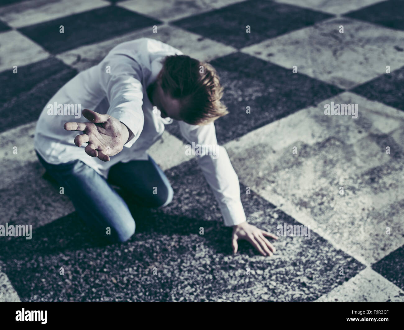 Konzeptionelle, bescheidene Mann und karierten Boden Stockfoto