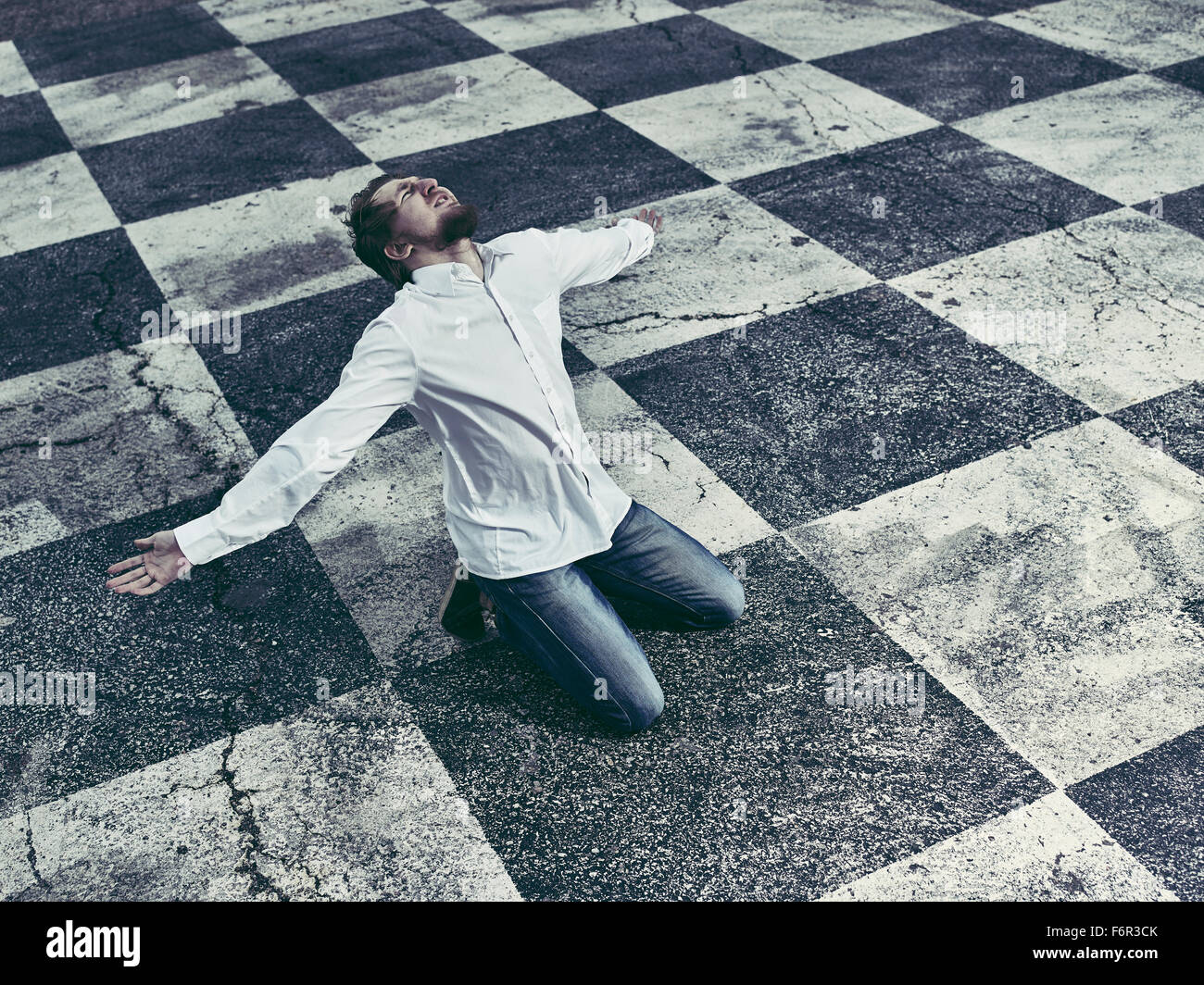 Konzeptionelle, bescheidene Mann und karierten Boden Stockfoto