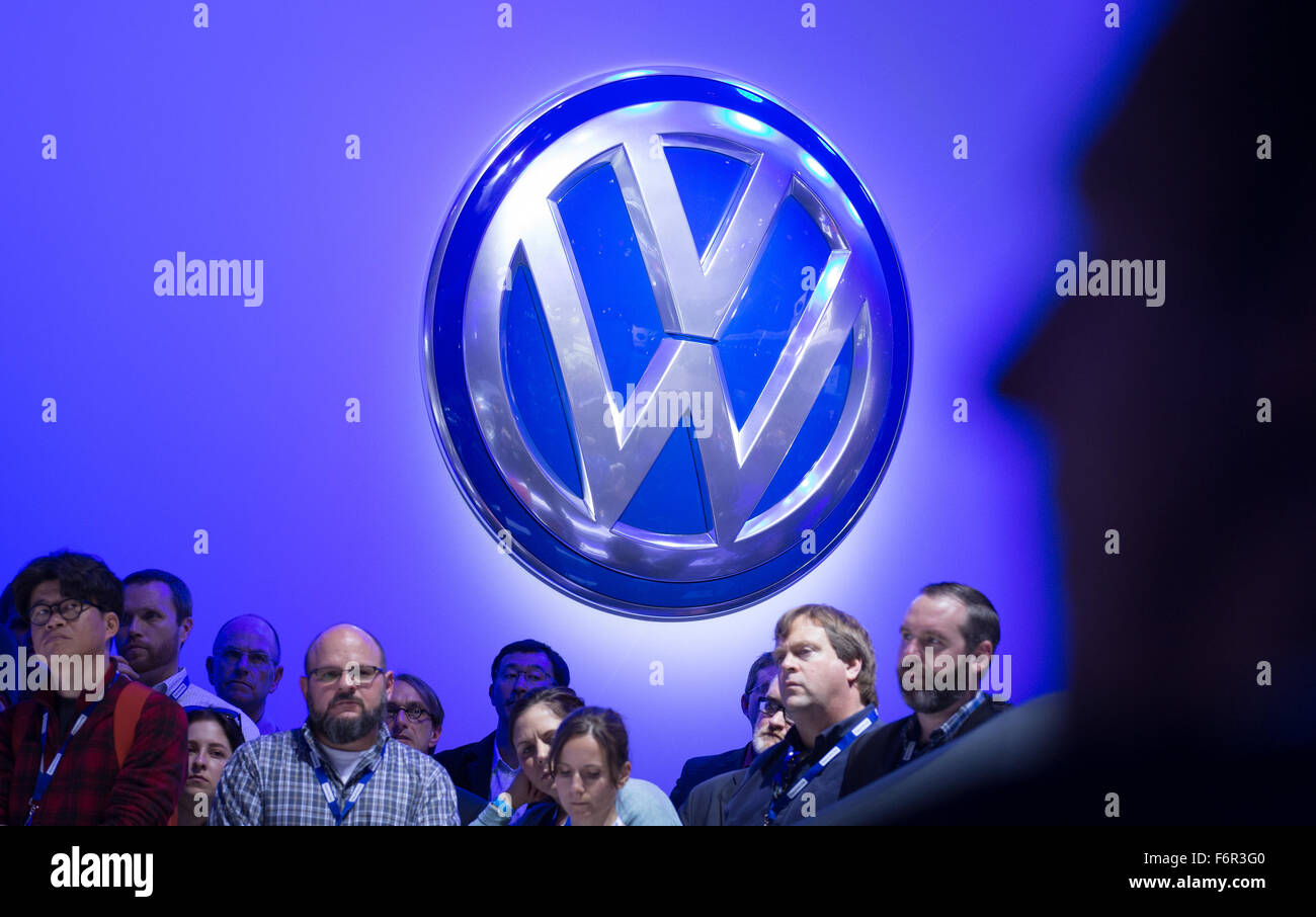 HANDOUT - zeigt ein Handout Bild zur Verfügung gestellt von Volkswagen am 18. November 2015 Mitglieder des ständigen Ausschusses für Presse auf dem Volkswagen Stand auf der LA Auto Show in Los Angeles, USA. Der Präsident und CEO der Volkswagen Group of America, Horn, spricht öffentlich über den Diesel-Skandal in den USA. Foto: FRISO GENTSCH/VOLKSWAGEN/Dpa (Achtung Redaktion: Redaktion verwenden Sie nur im Zusammenhang mit aktueller Berichterstattung und mit obligatorischen Quelle Kredit: "Foto: Friso Gentsch/Volkswagen/Dpa") Stockfoto