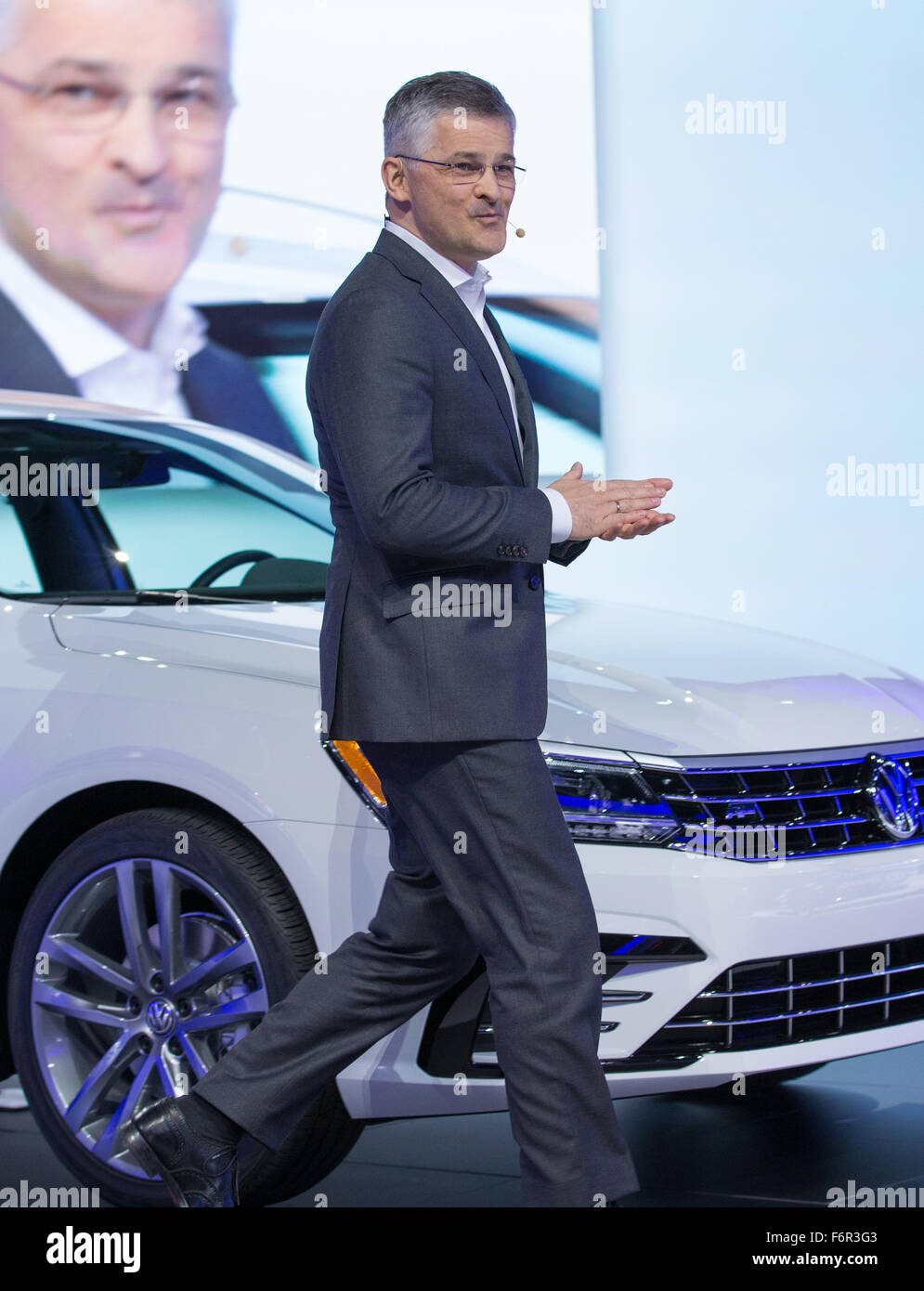 HANDOUT - zeigt ein Handout Bild zur Verfügung gestellt von Volkswagen am 18. November 2015, Michael Horn, President und CEO der Volkswagen Group of America, spricht auf dem Volkswagen Stand auf der LA Auto Show in Los Angeles, USA. Horn ist Publicaly über den Diesel-Skandal in den USA sprechen. Foto: FRISO GENTSCH/VOLKSWAGEN/Dpa (Achtung Redaktion: Redaktion verwenden Sie nur im Zusammenhang mit aktueller Berichterstattung und mit obligatorischen Quelle Kredit: "Foto: Friso Gentsch/Volkswagen/Dpa") Stockfoto