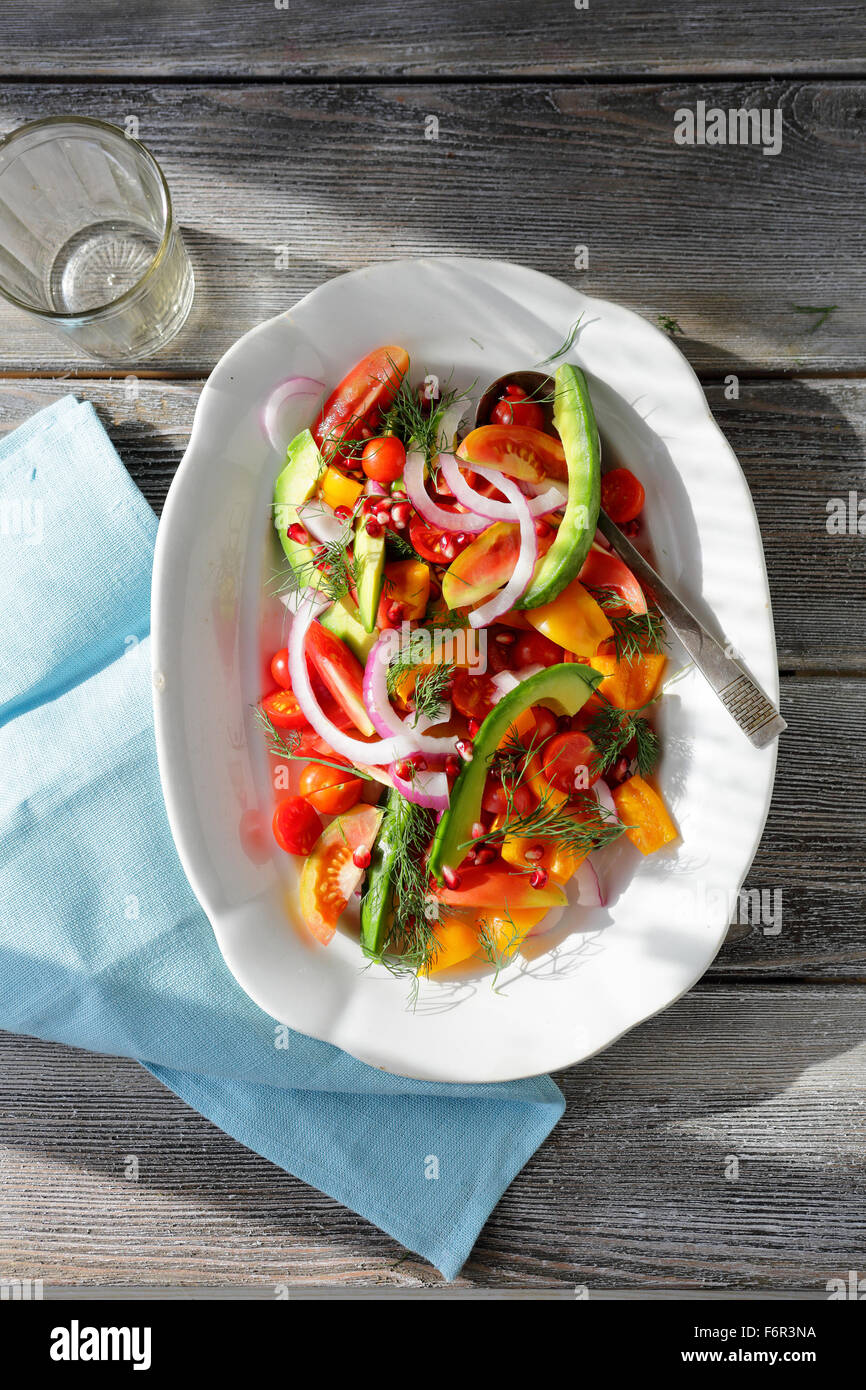 Tomaten-Salat mit Avocado, Lebensmittel-Draufsicht Stockfoto