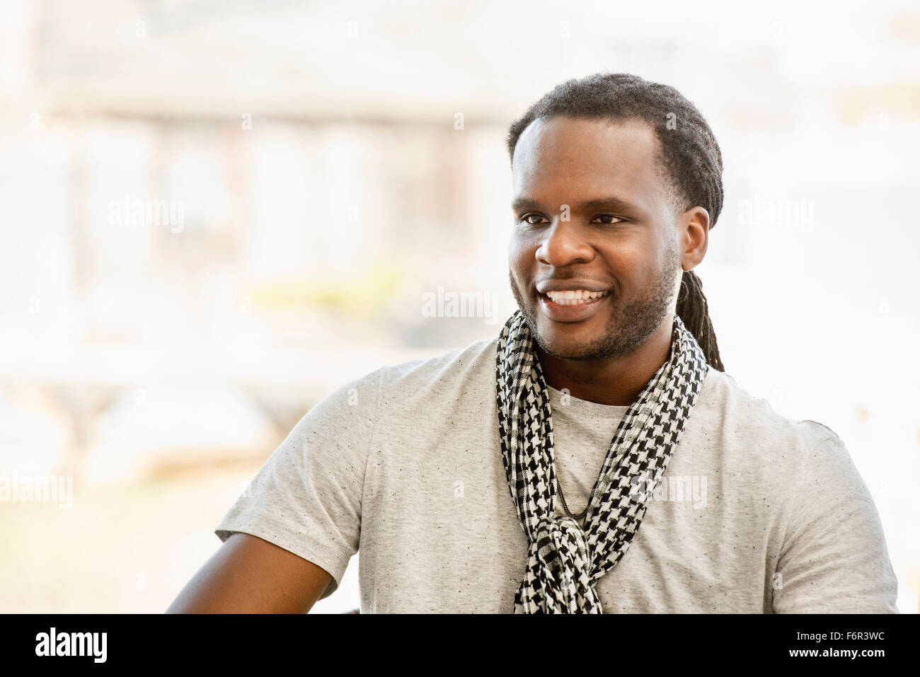 Afrikanische amerikanische Mann lächelnd im Innenbereich Stockfoto