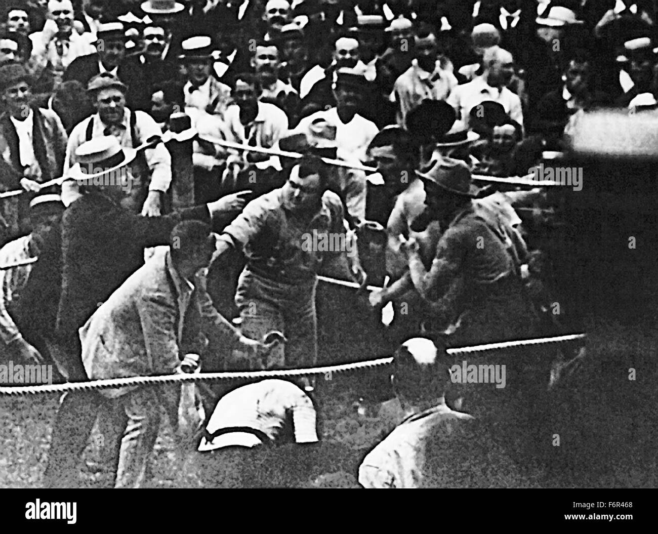 Vintage Foto von der berühmten bloßen Fäusten WM-Kampf zwischen John L Sullivan (1858-1918) und Jake Kilrain (1859-1937). Der Kampf fand am 8. Juli 1889 in Richburg, Mississippi, vor einem geschätzten 3000 Zuschauern, die von den Behörden am Ort gespeichert geheim versammelt hatten. Sullivan, den Spitznamen "The Boston Strong Boy", ging als Sieger hervor, wenn der Wettbewerb von Kilrains Sekunden nach 75 Runden und zwei Stunden und 16 Minuten des Kampfes gestoppt wurde. Stockfoto