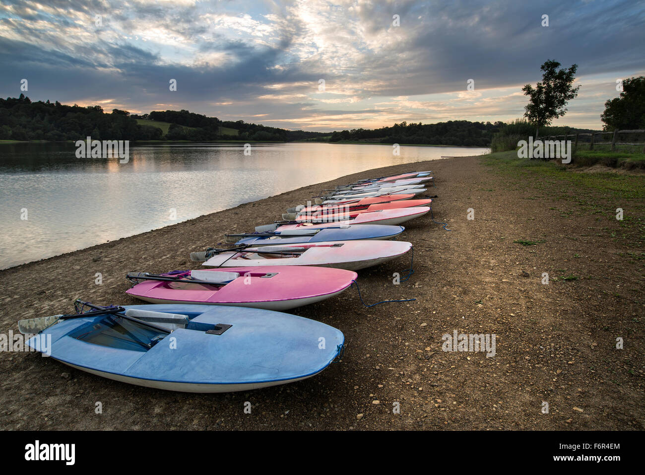 Sommer Sonnenuntergang über See Landschaft mit Freizeitboote am Ufer Stockfoto