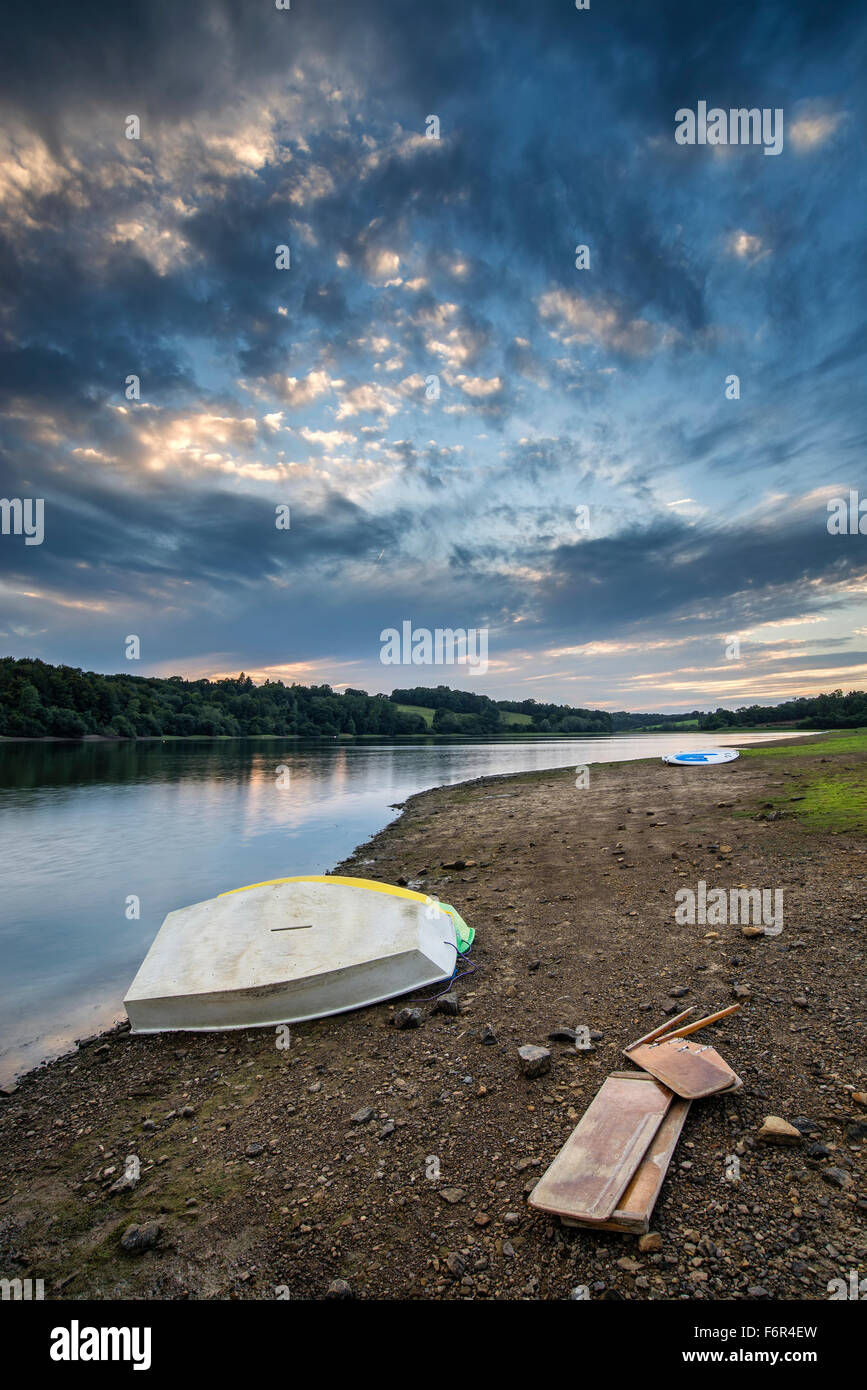 Sommer Sonnenuntergang über See Landschaft mit Freizeitboote am Ufer Stockfoto