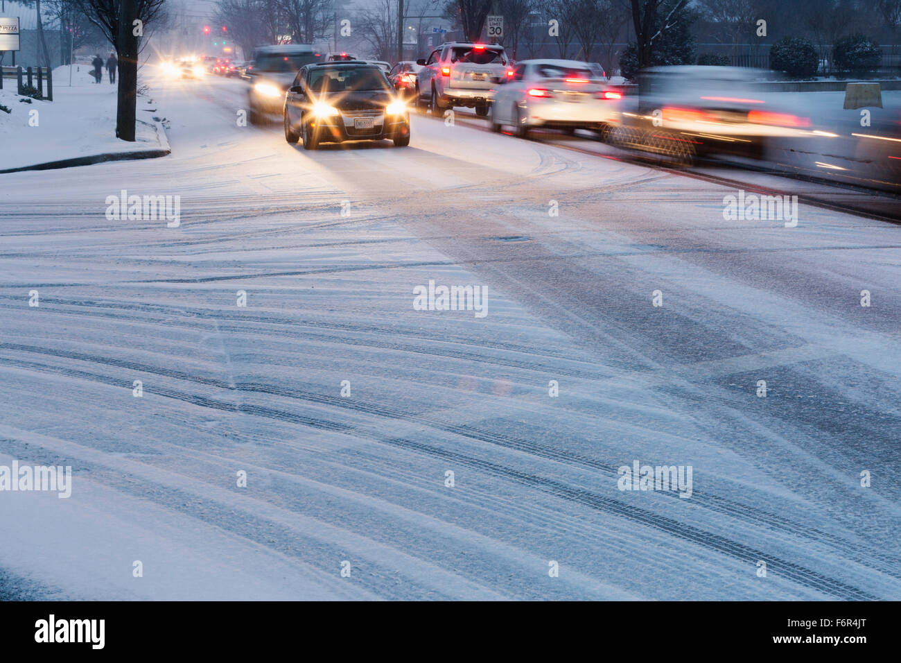 Verkehr auf der verschneiten Straße fahren Stockfoto