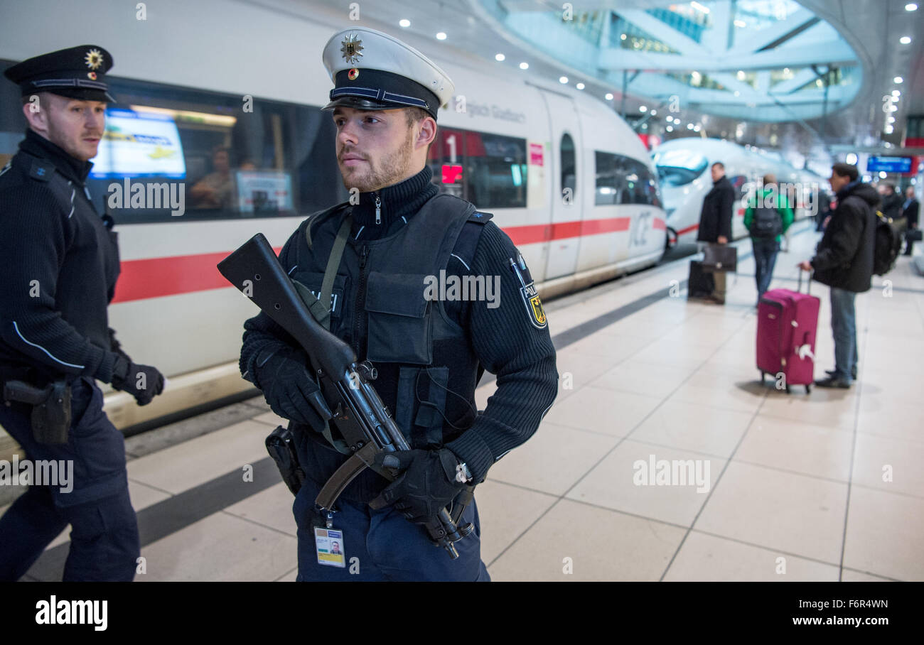 Frankfurt am Main, Deutschland. 19. November 2015. Bundes Polizist mit einem Maschinengewehr auf einer Plattform steht und sieht die Ankunft von einem Hochgeschwindigkeitszug ICE im Bahnhof am Flughafen in Frankfurt Am Main, Deutschland, 19. November 2015. Die Polizei angehalten und eine Eis hier aufgrund einer verdächtigen Snack-Wagen komplett evakuiert. Es wurde nichts gefunden. : Bildnachweis BORIS ROESSLER/Dpa: Dpa picture-Alliance/Alamy Live News Stockfoto