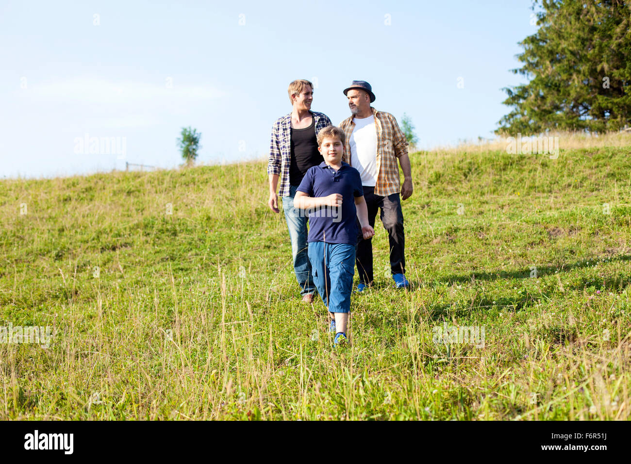 Mehr-Generationen-Familie zu Fuß auf der Wiese Stockfoto