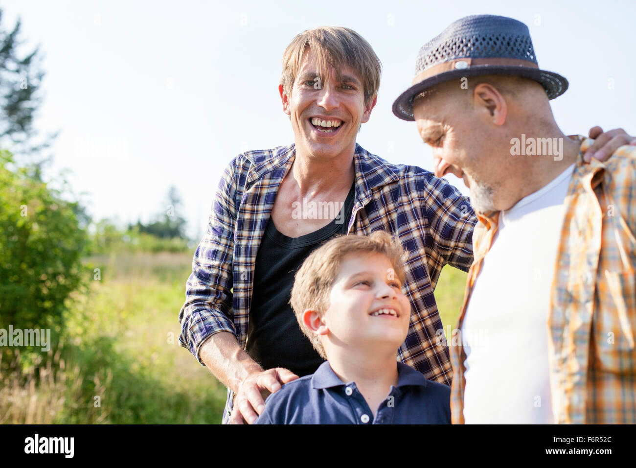 Porträt der glückliche mehr-Generationen-Familie im freien Stockfoto