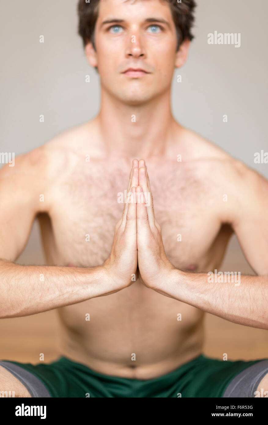 Menschen praktizieren Yoga Studio Stockfoto