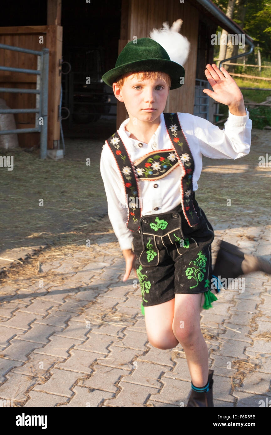 Junge in bayerischer Tracht ausführen und gestikulierte Stockfoto