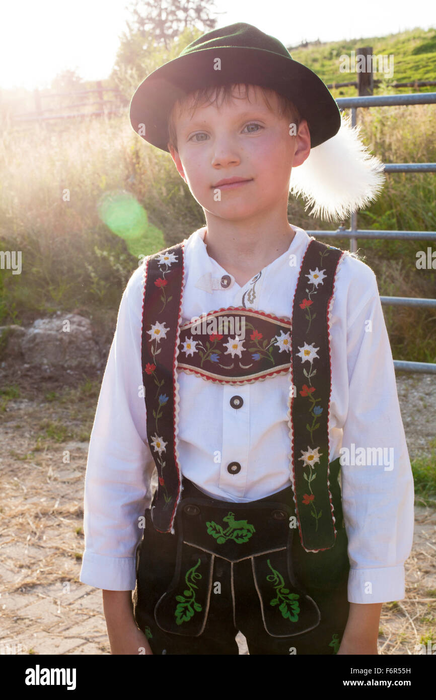 Porträt eines jungen in bayerischer Tracht Stockfoto