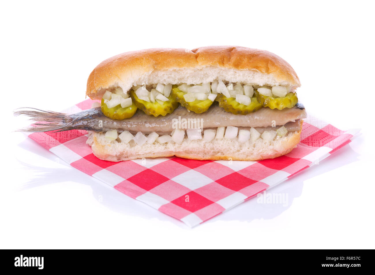 Eine niederländische Hering-Sandwich, isoliert auf weiss. Eine traditionelle holländische Delikatesse mit Hochsaison Ende Frühjahr wenn die ersten y Stockfoto