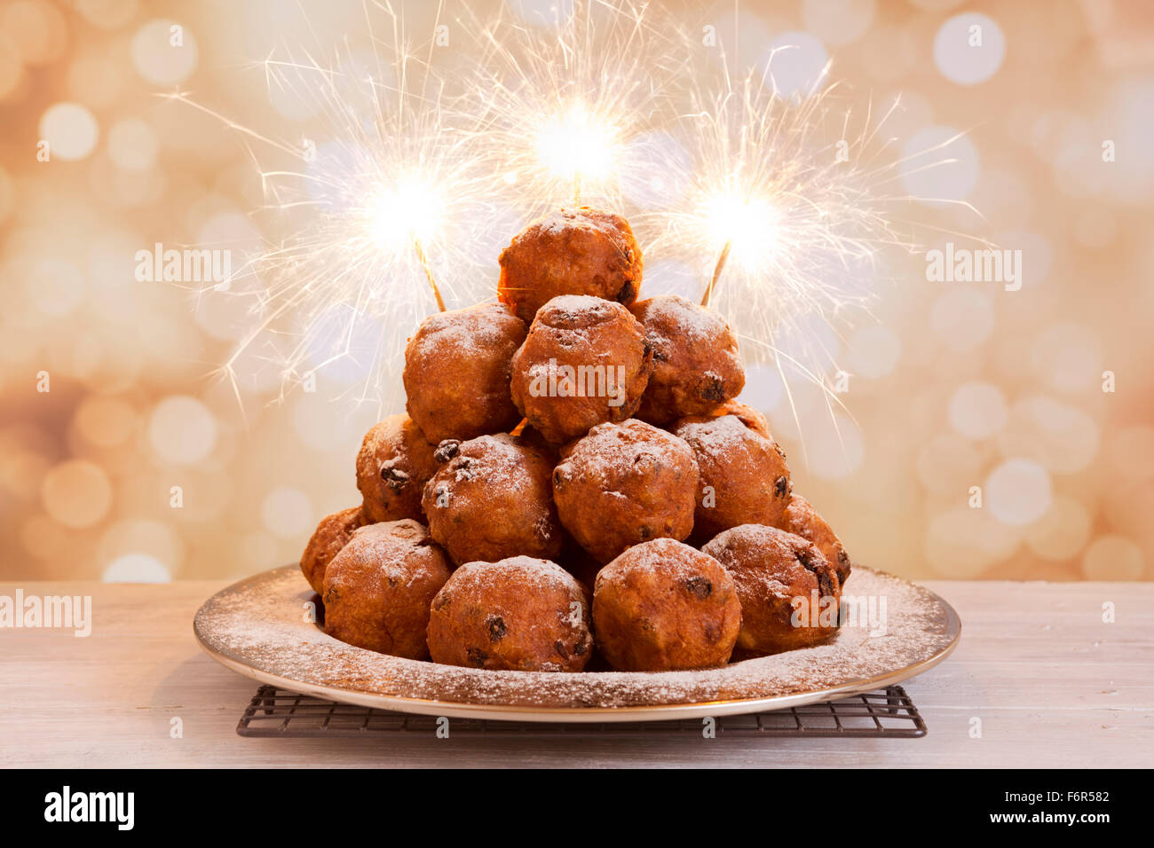 "Oliebollen", traditionelle holländische Blätterteig für Silvester. Stockfoto