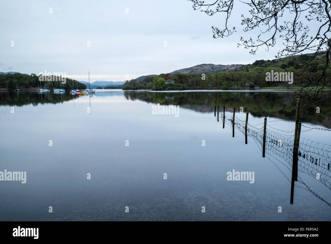 Ruhig launisch Nachtstück über Coniston Water im Lake District Stockfoto