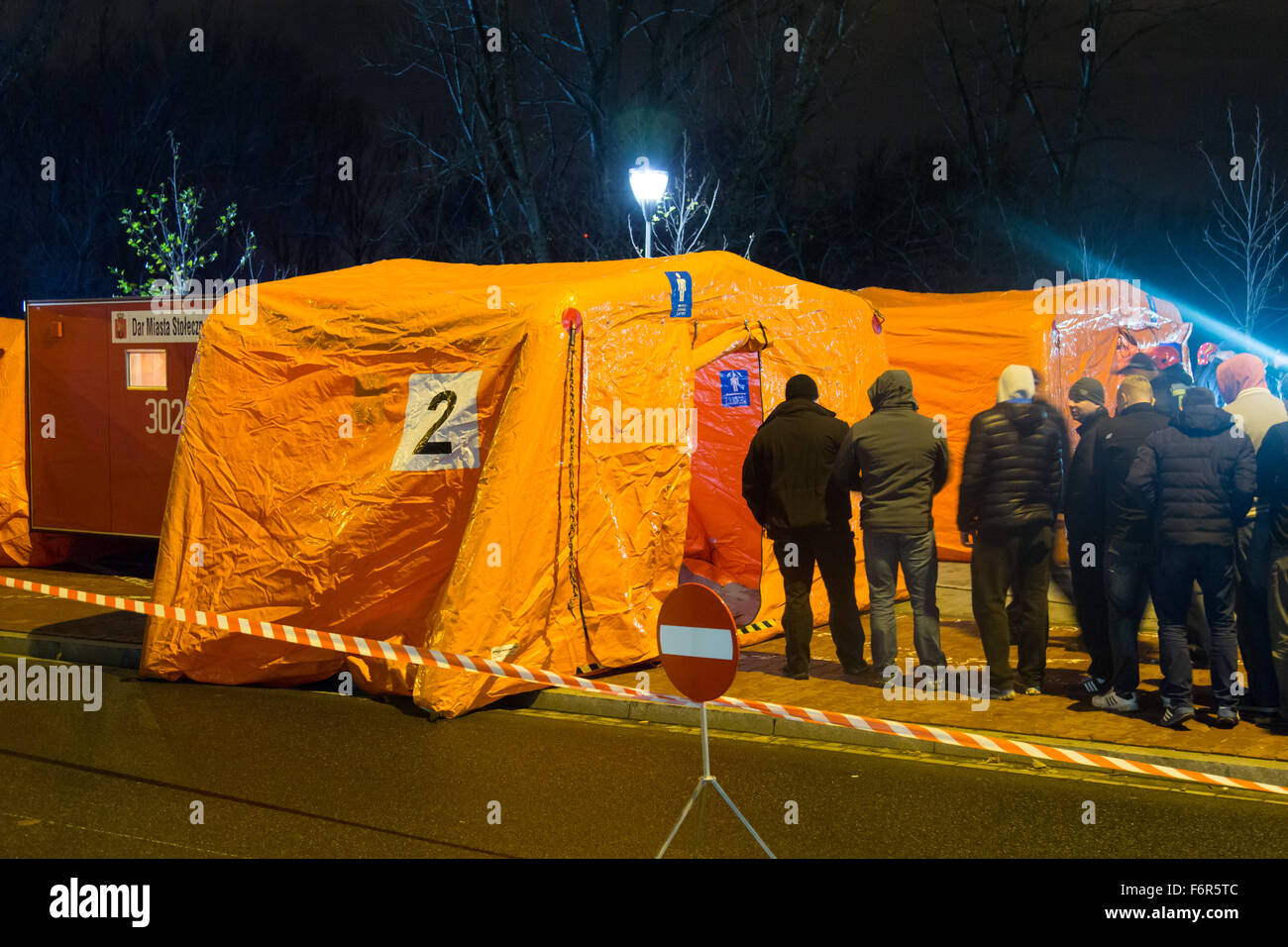 Warschau, Polen. 19. November 2015. Dekontamination Zelte während einer Anti-Terror-Übungen Patrol-15 simulieren einen chemischen Terroranschlag an der u-Bahn-Station Nationalstadion am 19. November 2015 in Warschau, Polen-Credit: MW/Alamy Live News Stockfoto